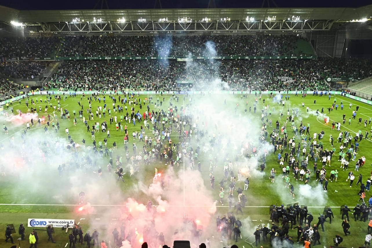 AS Saint-Étienne gegen AJ Auxerre: Die Fans stürmten den Platz.