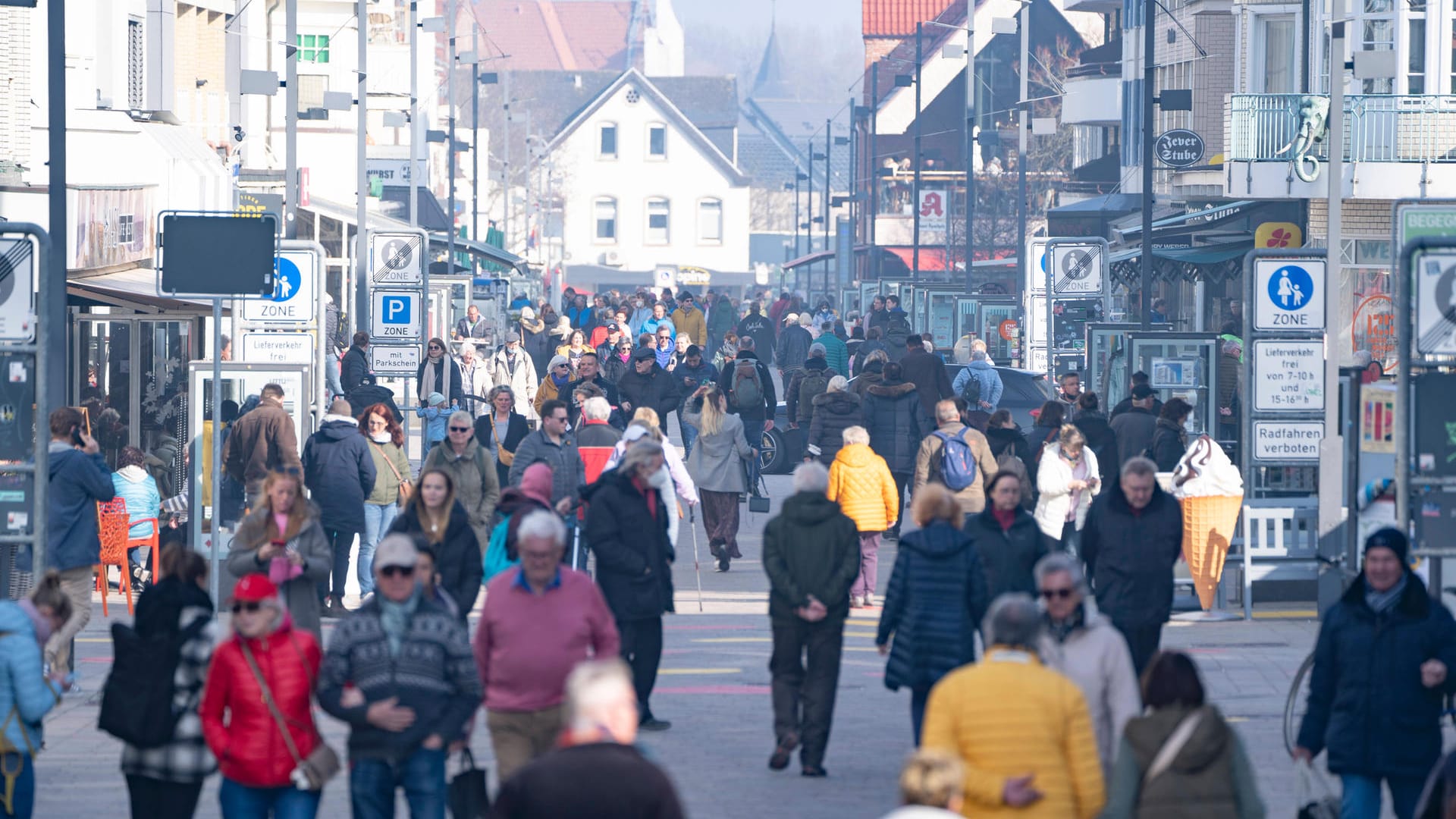 Fußgänger in Westerlands Innenstadt (Symbolbild): Die beliebte Urlaubsinsel trifft erste Vorbereitungen für den Besucheransturm. Fußgänger in Westerlands Innenstadt (Symbolbild): Die beliebte Urlaubsinsel trifft erste Vorbereitungen für den Besucheransturm.