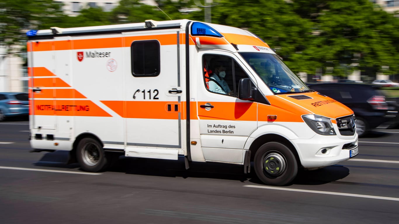 Ein Rettungswagen im Einsatz (Symbolfoto): Der 29-Jährige konnte ohne größere Verletzungen geboren werden.