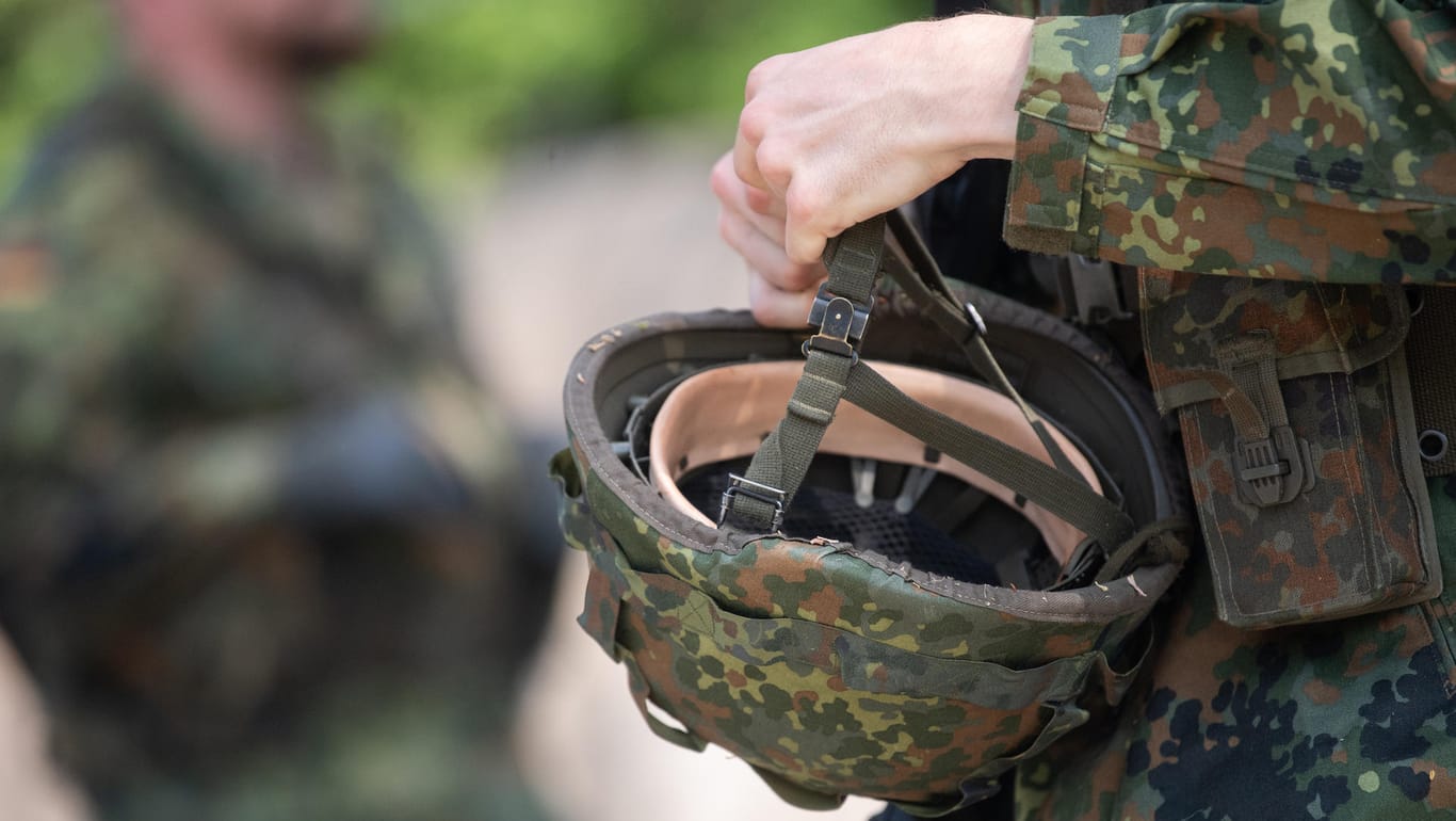 Ein Reservist in Ausbildung hält seinen Helm: Die Soldaten sollen vollständig mit Bekleidung ausgestattet werden.