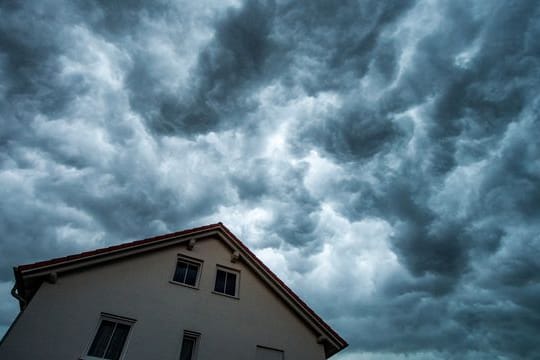 Unwetter nehmen zu und mit ihnen auch das Risiko für Elementarschäden am Eigenheim.