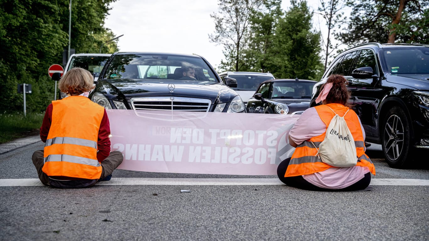 Aktivisten mit einem Transparent blockieren den Verkehr (Archivbild): In den letzten Wochen kam es mehrfach zu Straßenblockaden.