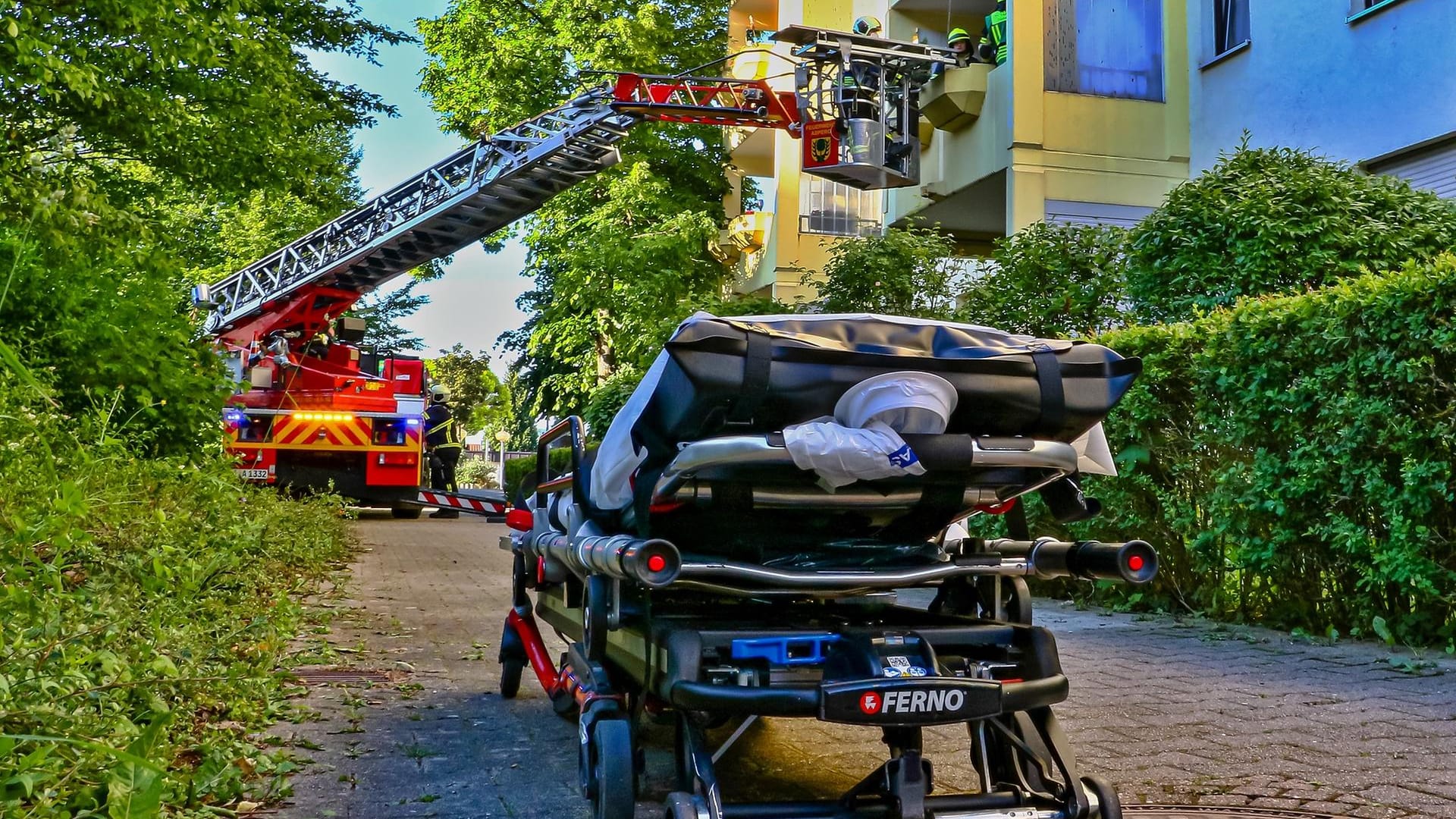 Feuerwehreinsatz in der Heilbronner Straße in Tamm: Die Rettungskräfte können nur noch eine Leiche bergen. Feuerwehreinsatz in der Heilbronner Straße in Tamm: Die Rettungskräfte können nur noch eine Leiche bergen.