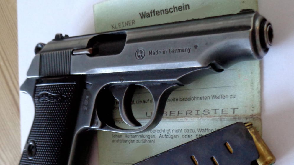Eine Schreckschusswaffe und ein Waffenschein: In Deutschland gibt es immer mehr kleine Waffenscheine.