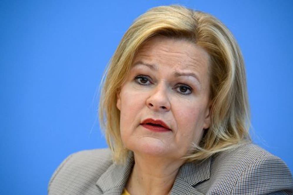 Innenministerin Nancy Faeser (SPD) will für eine unkomplizierte Aufnahme von in ihrem Land gefährdeten Russinnen und Russen sorgen.