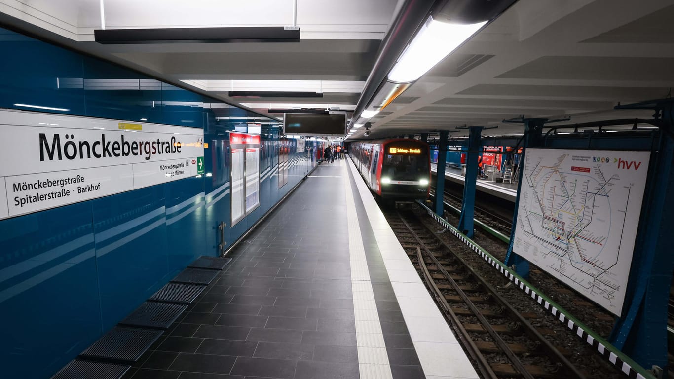 Eine U-Bahn fährt langsam durch die Haltestelle: Hier können nun wieder Züge fahren.
