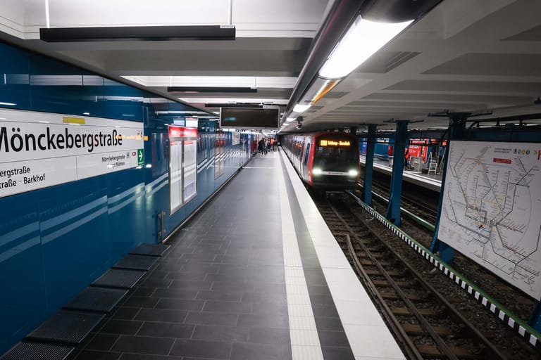 Eine U-Bahn fährt langsam durch die Haltestelle: Hier können nun wieder Züge fahren.