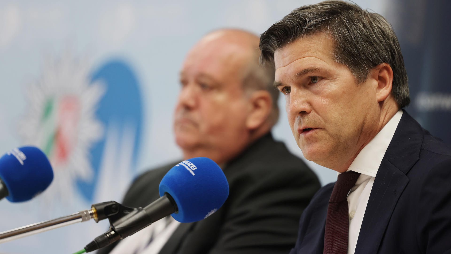 Joachim Roth, Oberstaatsanwalt, und Ulrich Bremer (r), Oberstaatsanwalt, sprechen auf einer Pressekonferenz: 70 Tatverdächtige sollen brutale Kinderpornos ausgetauscht haben.