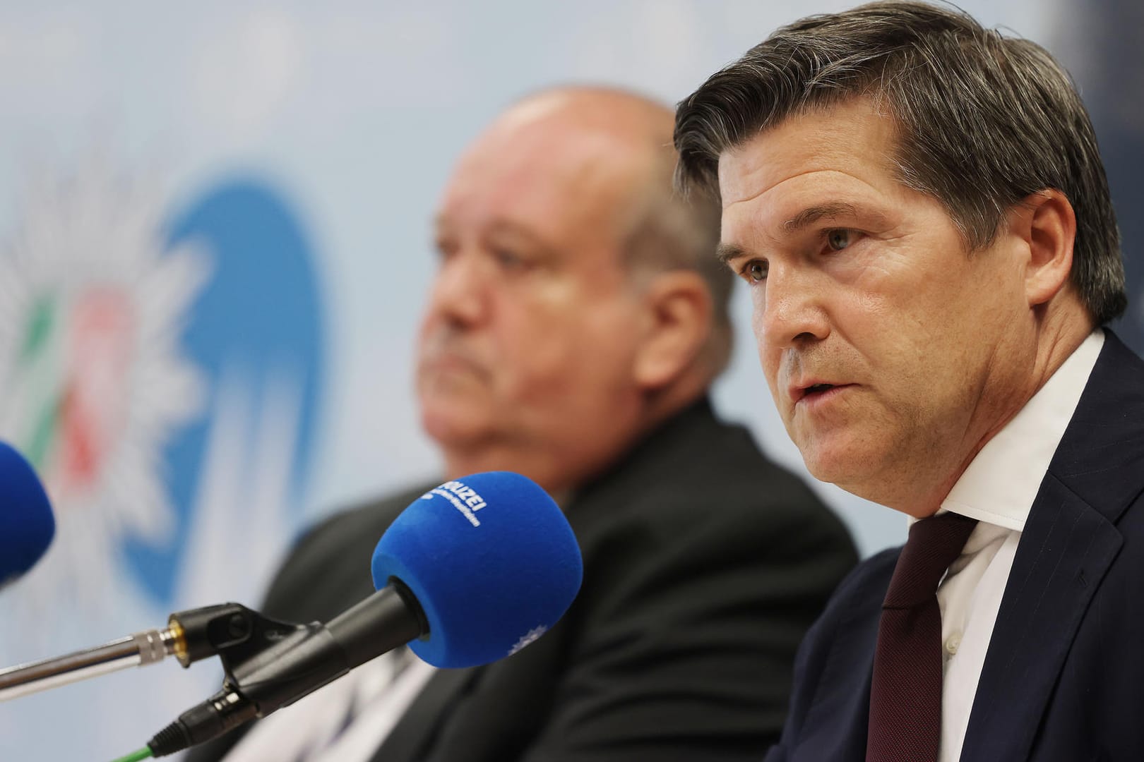 Joachim Roth, Oberstaatsanwalt, und Ulrich Bremer (r), Oberstaatsanwalt, sprechen auf einer Pressekonferenz: 70 Tatverdächtige sollen brutale Kinderpornos ausgetauscht haben.