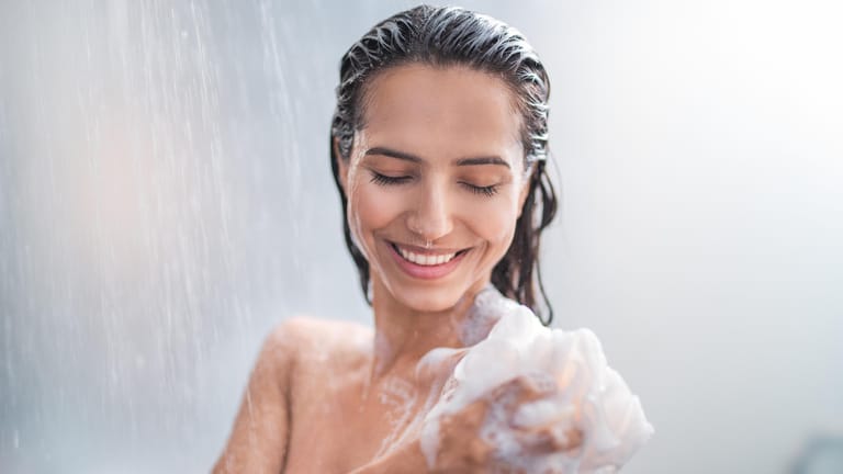 Körperpflege (Symboldbild): Bei der Intimpflege sollten Frauen auf übermäßig viel Seife verzichten.
