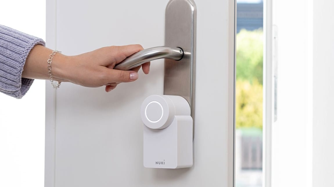 Das Nuki Smart Lock 3.0 sichern Sie sich jetzt bei Amazon zum Spitzenpreis im Angebot.