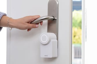 Das Nuki Smart Lock 3.0 sichern Sie sich jetzt bei Amazon zum Spitzenpreis im Angebot.