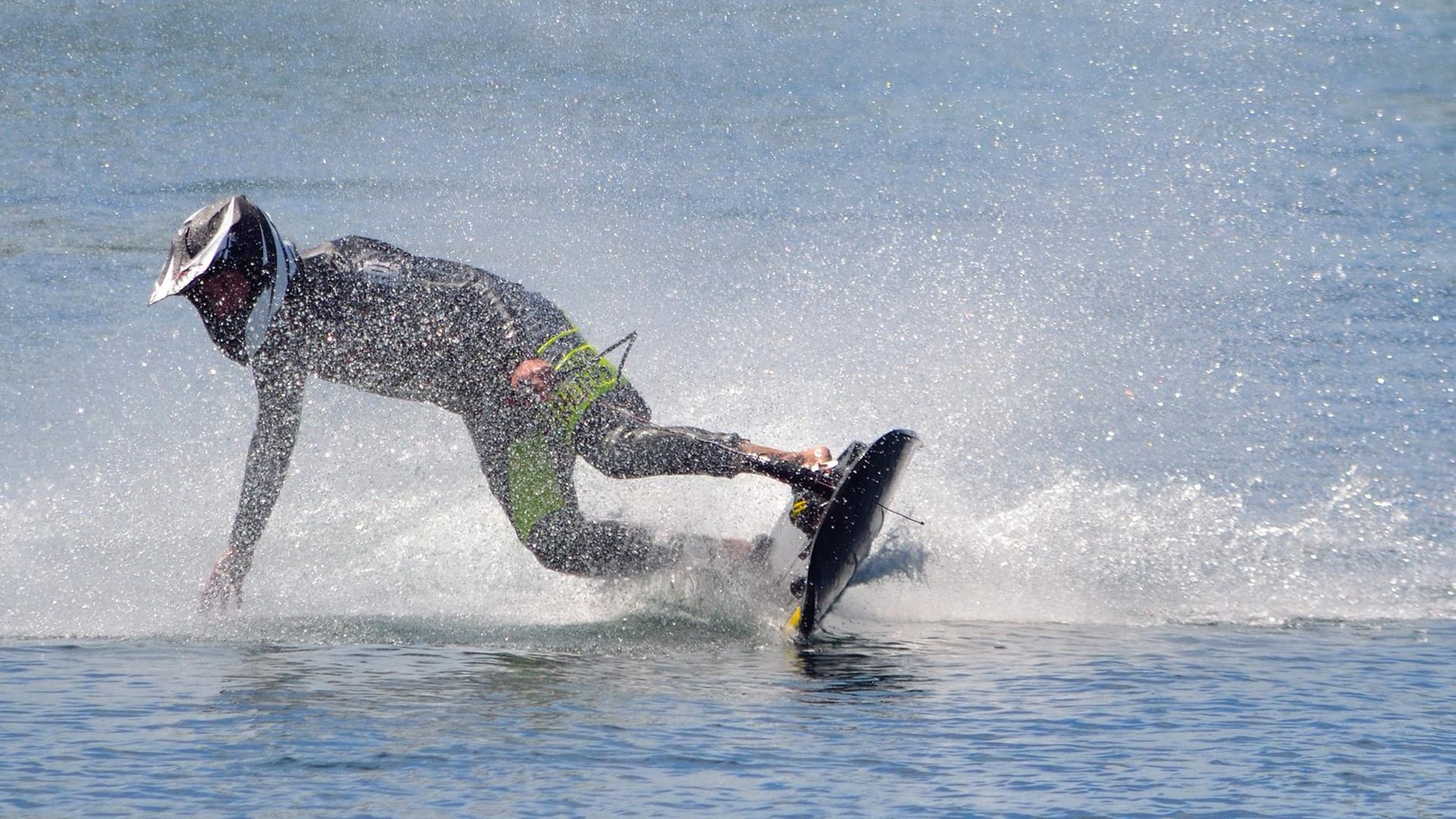 Jetsurfen: Vor allem die Westküste bei Paguera, Magaluf oder Santa Ponsa ist eine gute Adresse für den Adrenalinkick auf dem Mittelmeer.