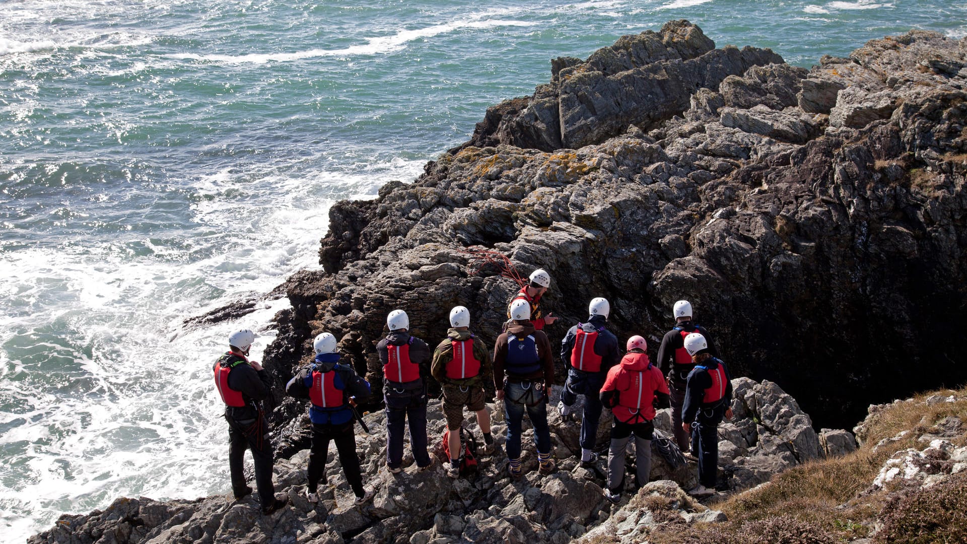 Coasteering: Die anspruchsvolle Sportart verbindet unter anderem Klettern, Schwimmen und auch Schnorcheln.