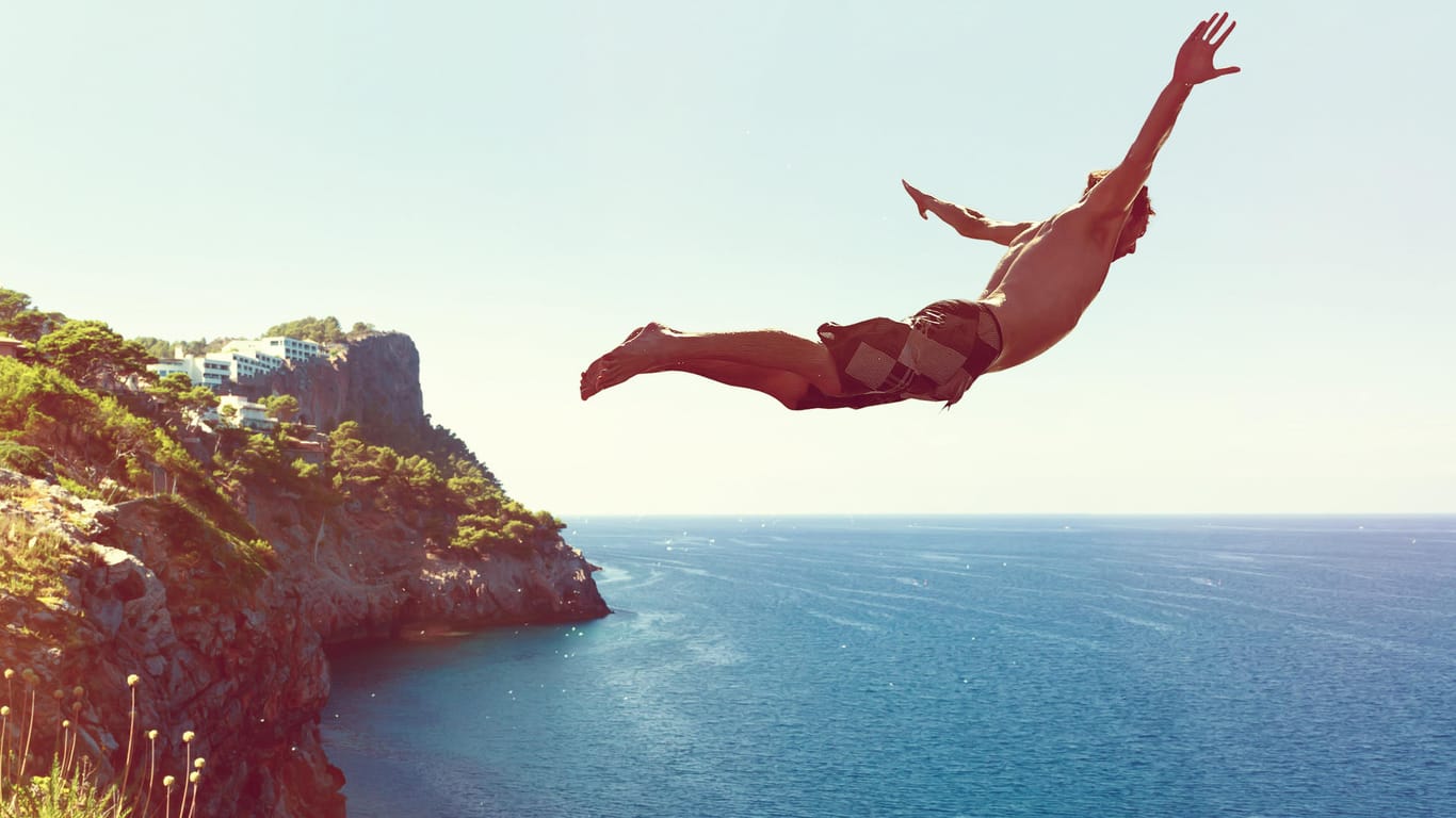 Klippenspringen: Die Küste Mallorcas bietet zahlreiche Möglichkeiten, von der Klippe ins Meer zu springen.