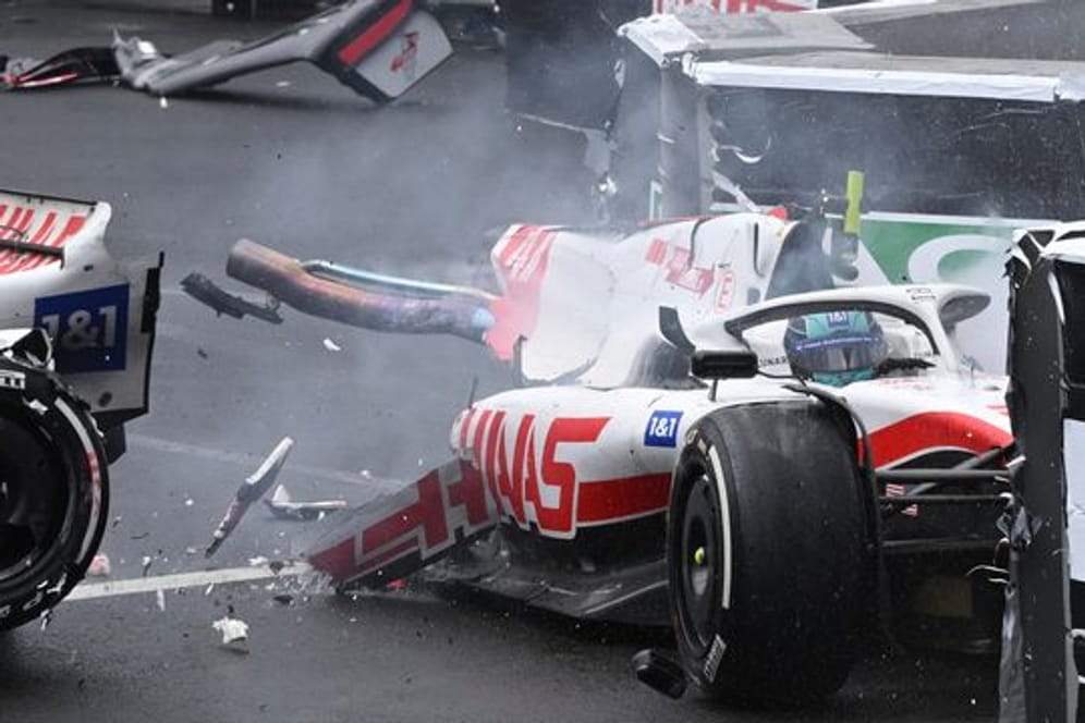Der deutsche Pilot Mick Schumacher crasht in die Leitplanken, so dass sein Haas-Rennwagen bei dem heftigen Einschlag in zwei Teile gerissen wird.