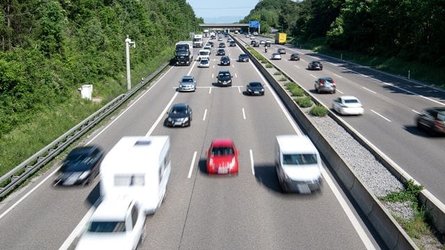 Hin und her und her und hin: Bei stärkerem Verkehr suchen manche ihren vermeintlichen Vorteil im Lückenspringen.