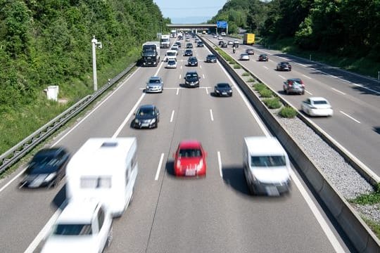 Hin und her und her und hin: Bei stärkerem Verkehr suchen manche ihren vermeintlichen Vorteil im Lückenspringen.