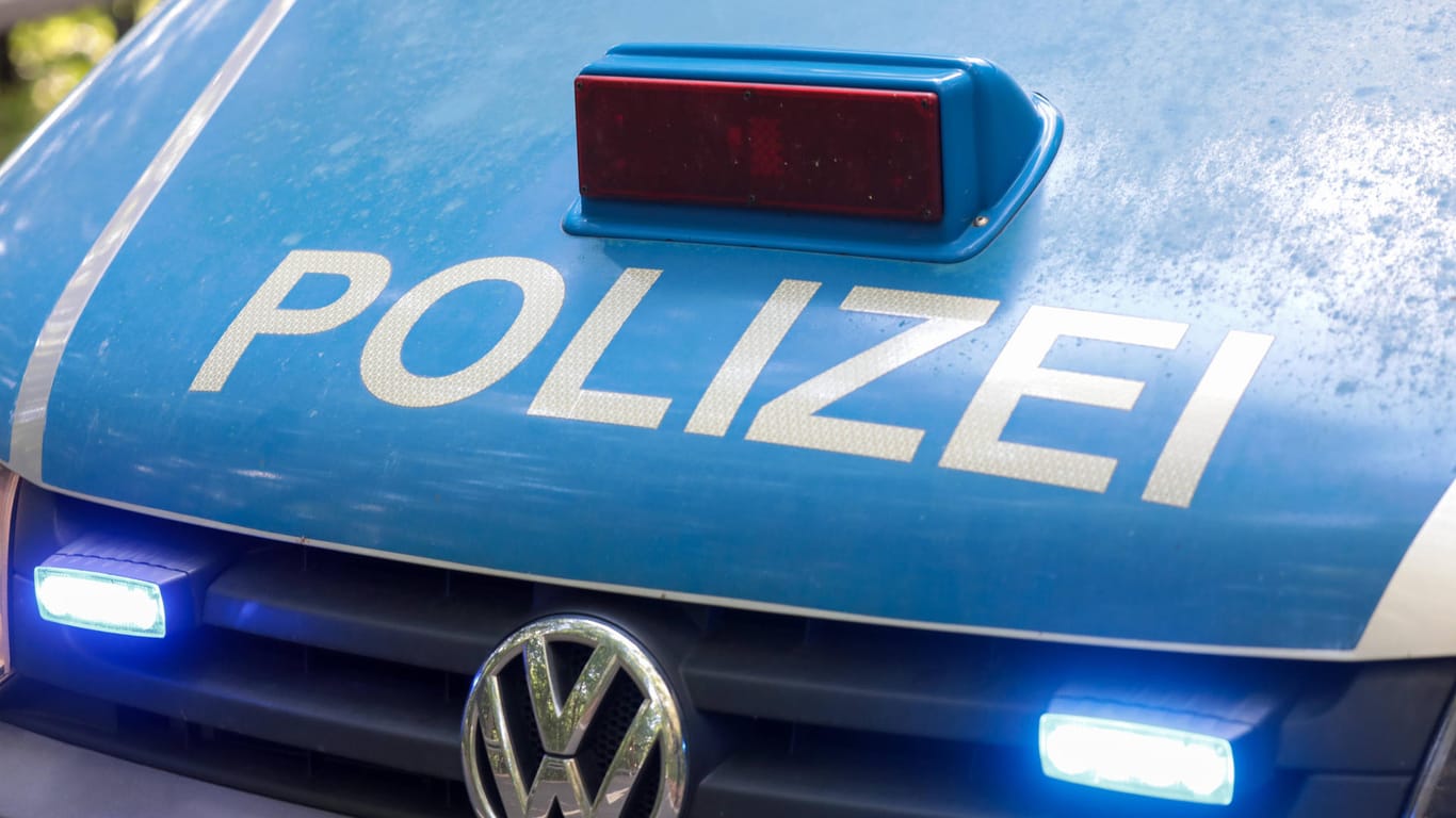 Ein Polizeiauto mit leuchtendem Blaulicht (Symbolbild): Der Täter konnte unerkannt fliehen.