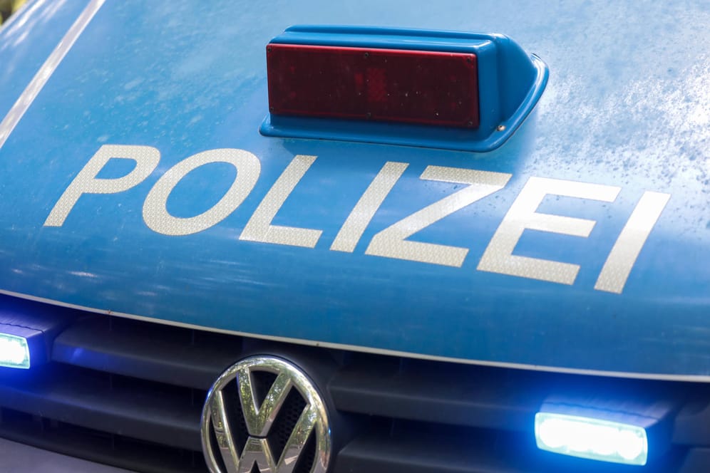 Ein Polizeiauto mit leuchtendem Blaulicht (Symbolbild): Der Täter konnte unerkannt fliehen.
