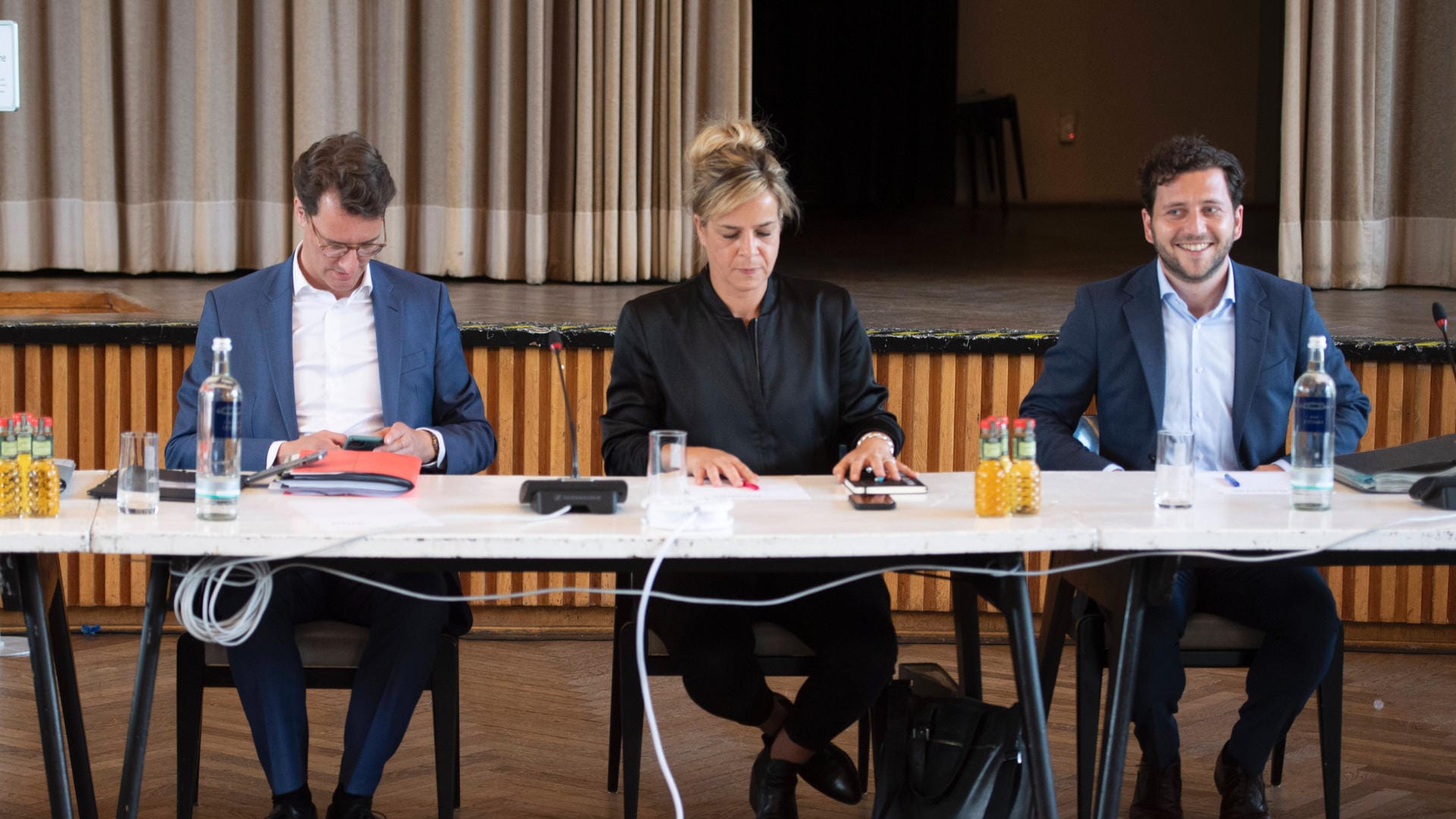 Hendrik Wüst (l.), Mona Neubaur (m.) und Felix Banaszak (r.) während der Sondierungsarbeiten (Archivbild): In NRW wird eine schwarz-grüne Koalition angestrebt. Hendrik Wüst (l.), Mona Neubaur (m.) und Felix Banaszak (r.) während der Sondierungsarbeiten (Archivbild): In NRW wird eine schwarz-grüne Koalition angestrebt.
