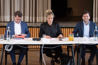 Hendrik Wüst (l.), Mona Neubaur (m.) und Felix Banaszak (r.) während der Sondierungsarbeiten (Archivbild): In NRW wird eine schwarz-grüne Koalition angestrebt.