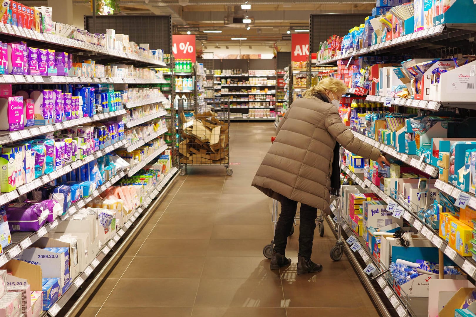 Supermarkteinkauf (Symbolbild): Die Preise für viele Produkte ziehen deutlich an.