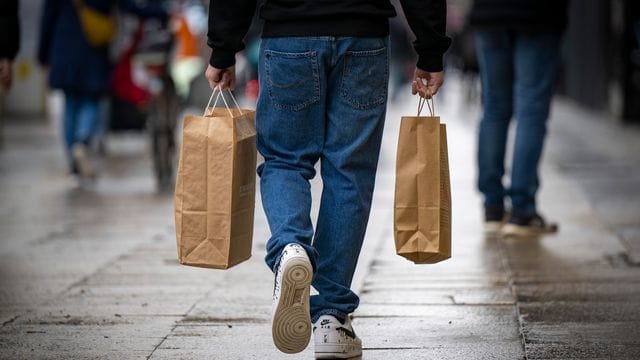 Höhere Inflationsraten senken die Kaufkraft. Höhere Inflationsraten senken die Kaufkraft.