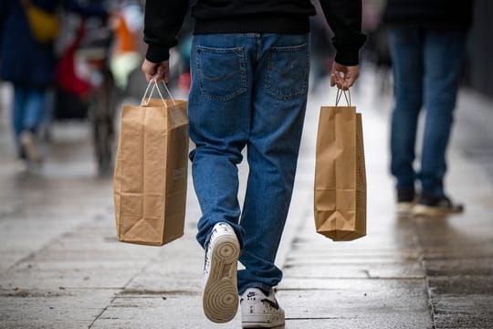 Höhere Inflationsraten senken die Kaufkraft. Höhere Inflationsraten senken die Kaufkraft.