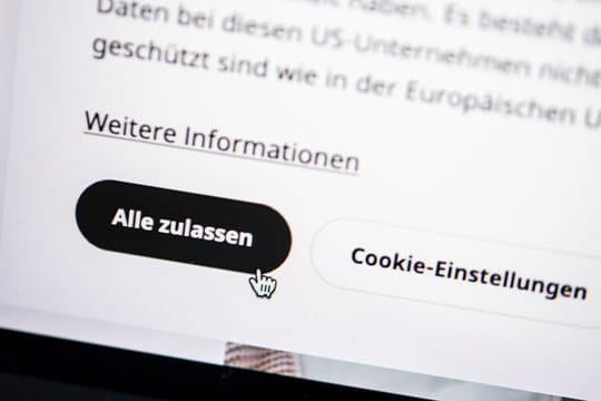 Ein Dark-Patterns-Klassiker: Ein Cookie-Zustimmungs-Banner, bei dem der datenschutzunfreundliche Weg optisch hervorgehoben ist.