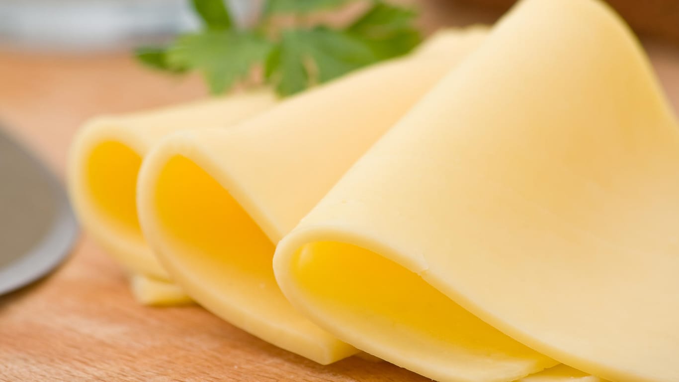 Käseschreiben auf einem Tisch: Eine beliebte Supermarktkette senkt die Preise für Käse deutlich.