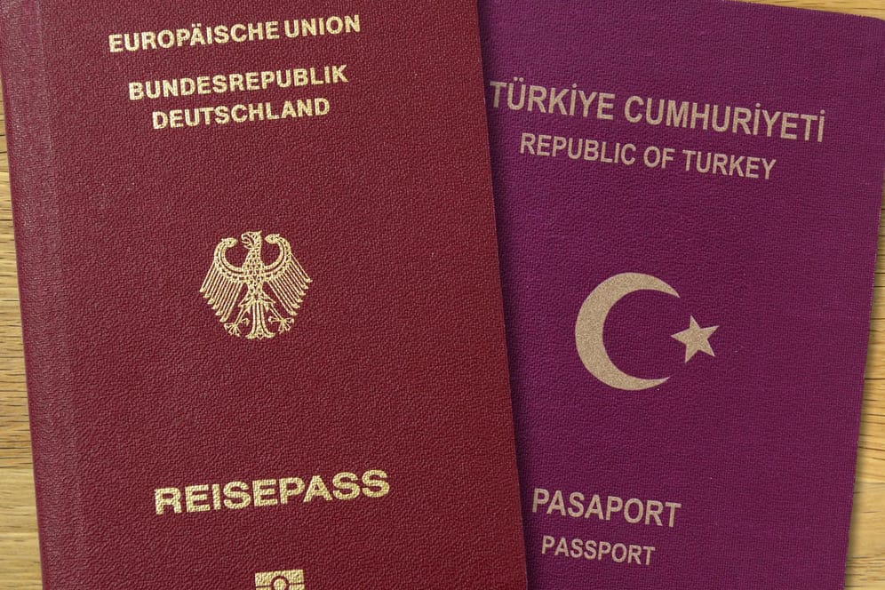 Doppelte Staatsbürgerschaft (Symbolbild): Wer ausländische Eltern hat, aber in Deutschland geboren wurde, kann zwei Staaten angehören.