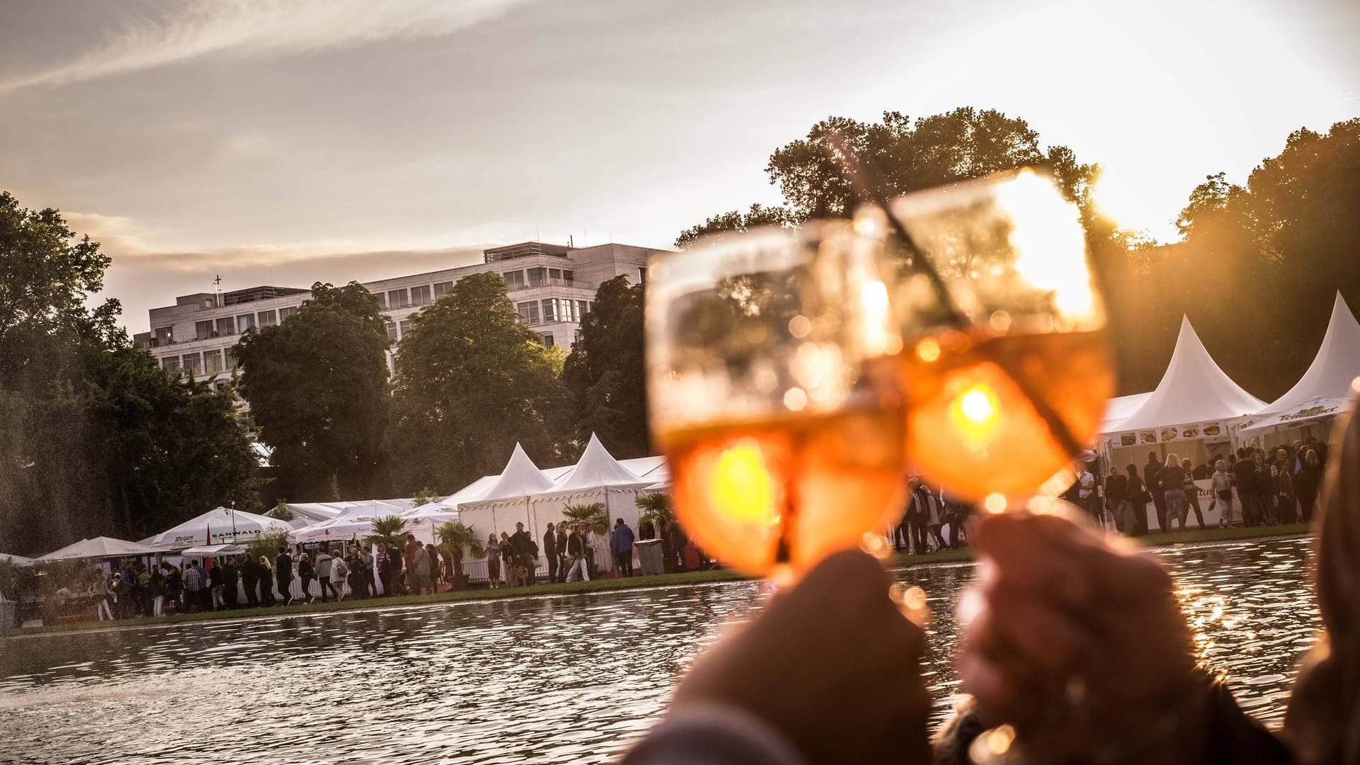 Blick auf das Stuttgarter Sommerfest am Eckensee und Schlossplatz (Archiv): 500.000 Besucher kamen zu der Veranstaltung, der Stadt sind das zu viele. Blick auf das Stuttgarter Sommerfest am Eckensee und Schlossplatz (Archiv): 500.000 Besucher kamen zu der Veranstaltung, der Stadt sind das zu viele.