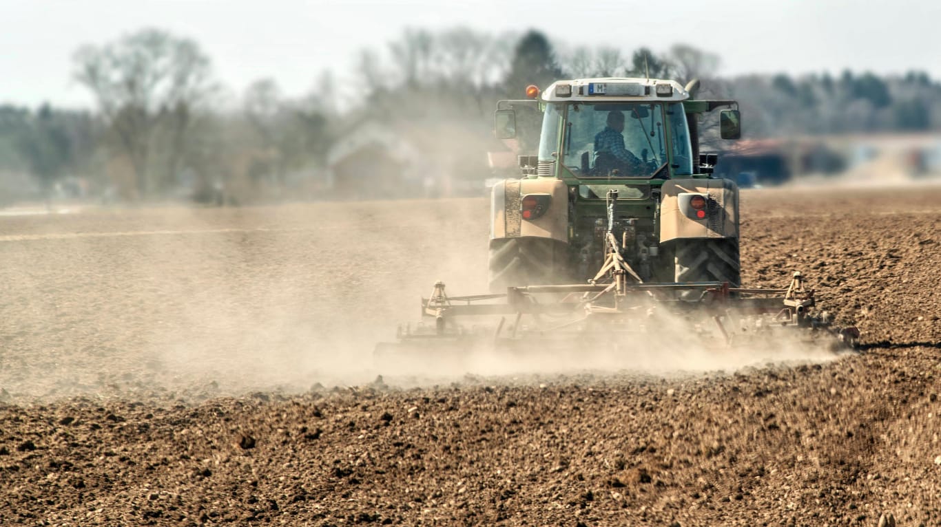Traktor auf einem Acker nahe München: Bauern hatten im Frühjahr 2022 Probleme mit Trockenheit.