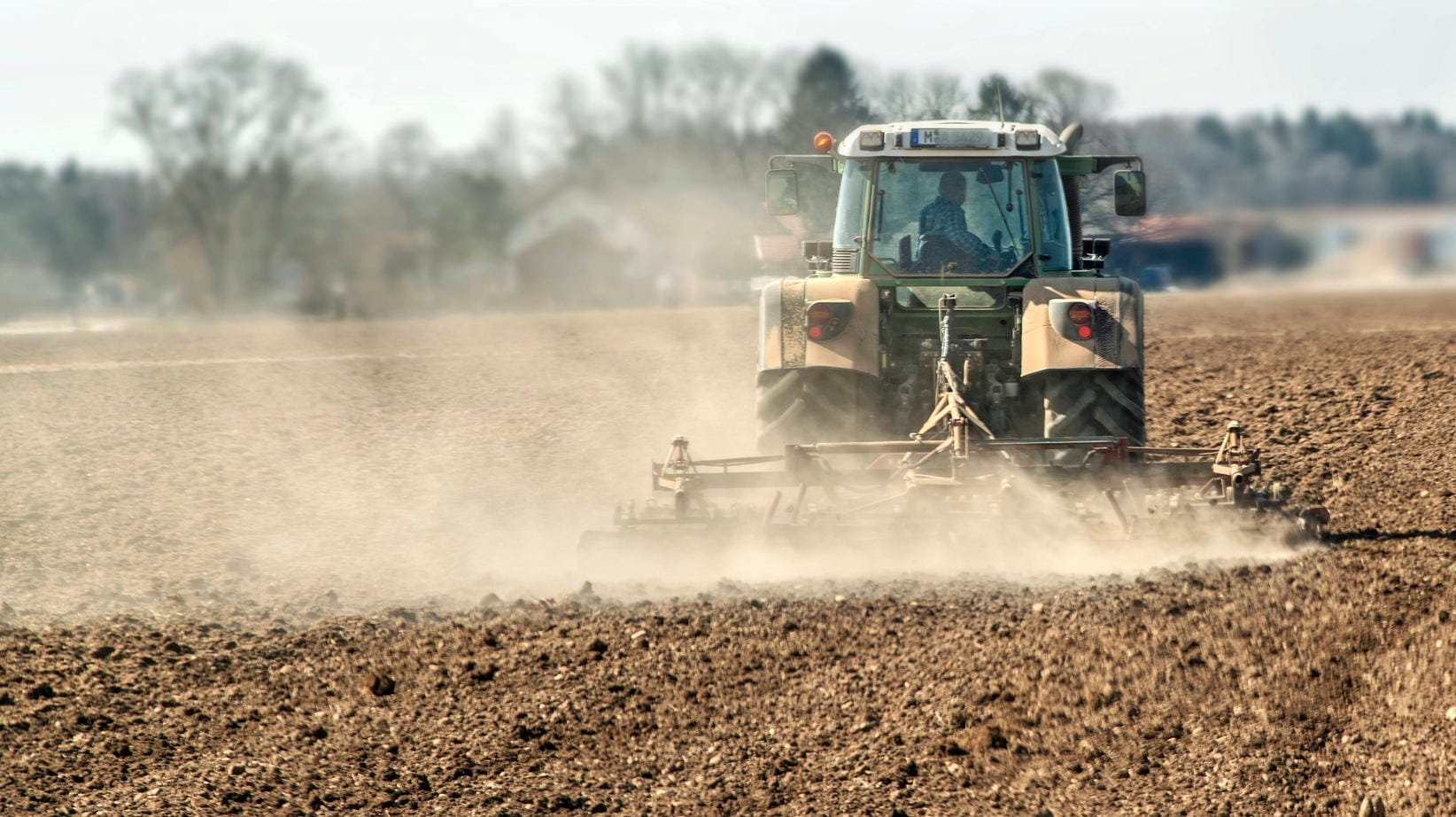 Traktor auf einem Acker nahe München: Bauern hatten im Frühjahr 2022 Probleme mit Trockenheit. Traktor auf einem Acker nahe München: Bauern hatten im Frühjahr 2022 Probleme mit Trockenheit.