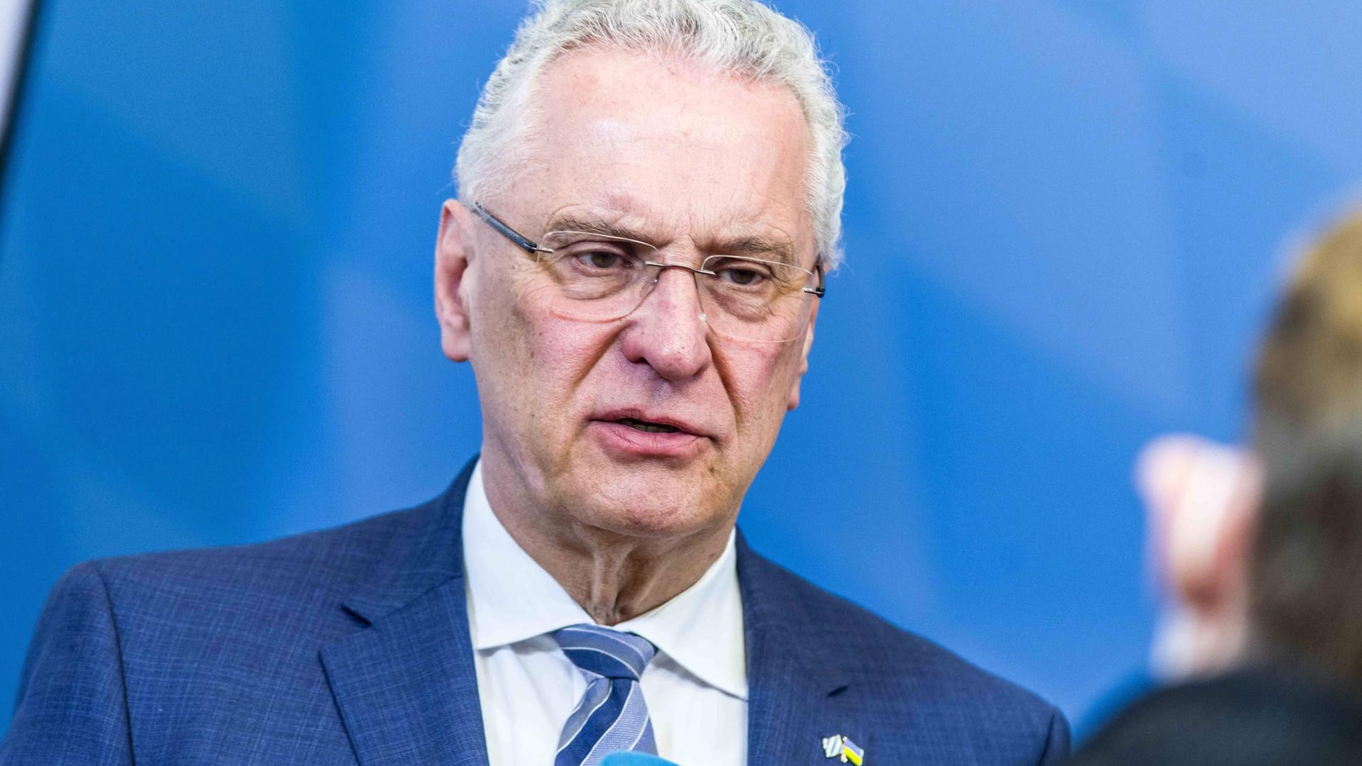 Joachim Herrmann bei einer Pressekonferenz (Archivbild): Er fordert Hilfe vom Bund. Joachim Herrmann bei einer Pressekonferenz (Archivbild): Er fordert Hilfe vom Bund.