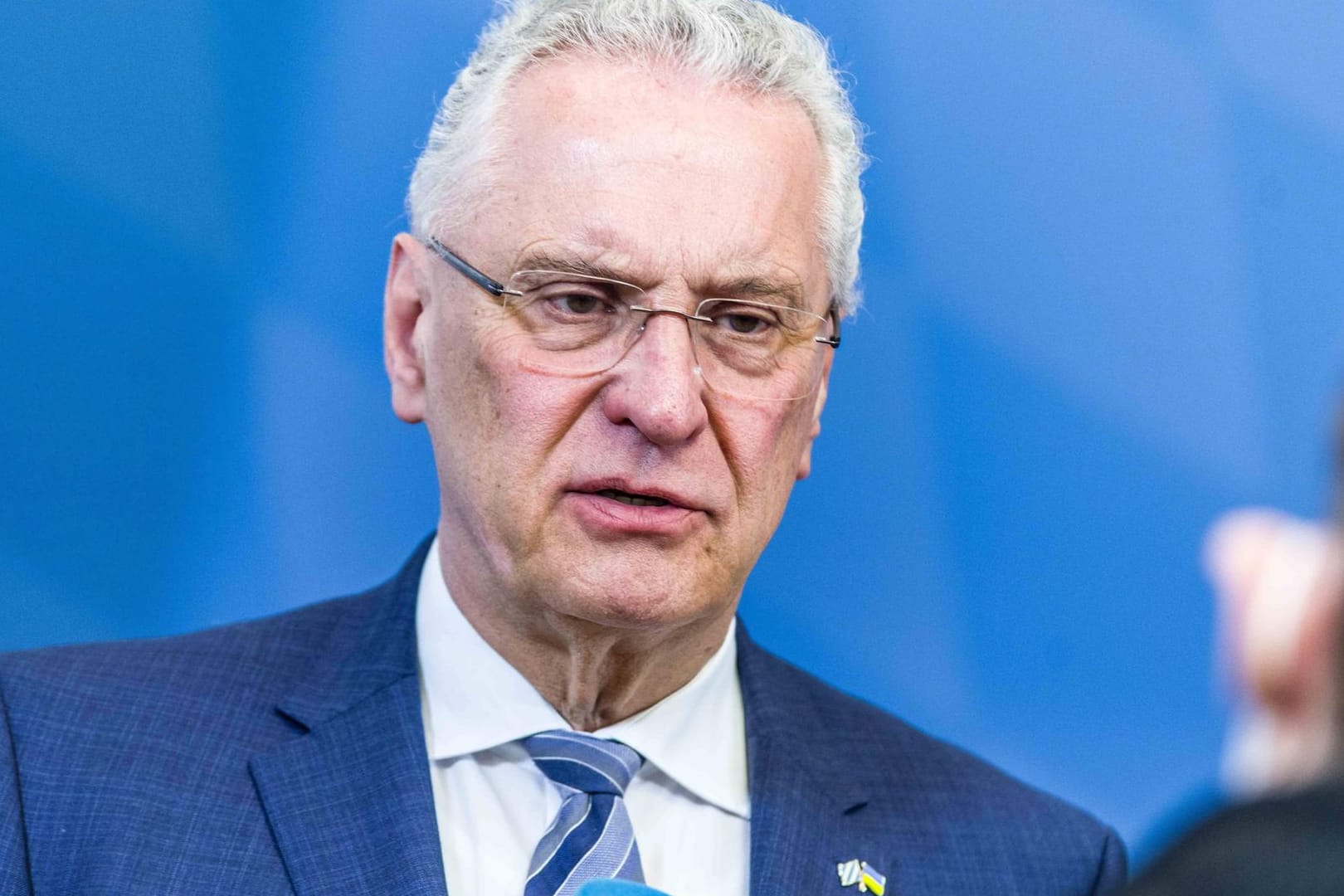 Joachim Herrmann bei einer Pressekonferenz (Archivbild): Er fordert Hilfe vom Bund.