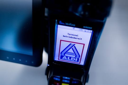 Nach Problemen mit Kartenzahlungen können Verbraucher beim Discounter Aldi Nord Firmenangaben zufolge bald wieder überall bargeldlos einkaufen.