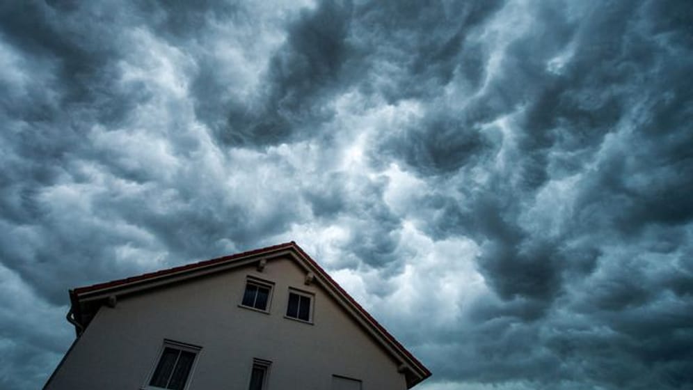 Gewitterwolken über einem Wohnhaus.