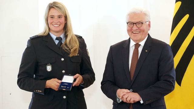 Bundespräsident Frank-Walter Steinmeier zeichnete auch die Rodlerin Natalie Geisenberger mit dem Silbernen Lorbeerblatt aus.