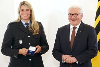 Bundespräsident Frank-Walter Steinmeier zeichnete auch die Rodlerin Natalie Geisenberger mit dem Silbernen Lorbeerblatt aus.