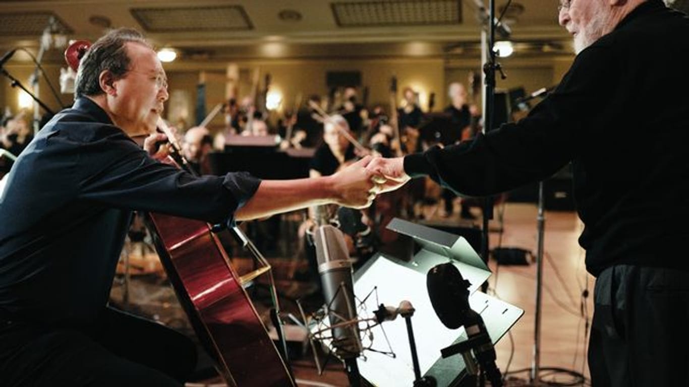 Cellist Yo-Yo Ma (l) und John Williams, oscar-prämierter Filmkomponist, begrüßen sich zu einem Konzert (undatierte Aufnahme).