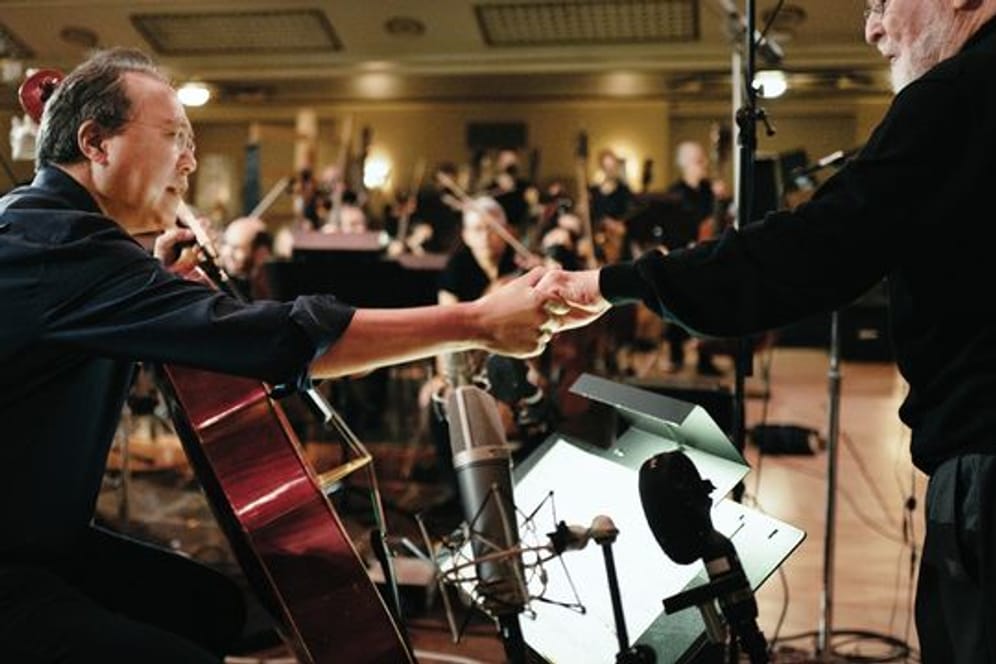 Cellist Yo-Yo Ma (l) und John Williams, oscar-prämierter Filmkomponist, begrüßen sich zu einem Konzert (undatierte Aufnahme).