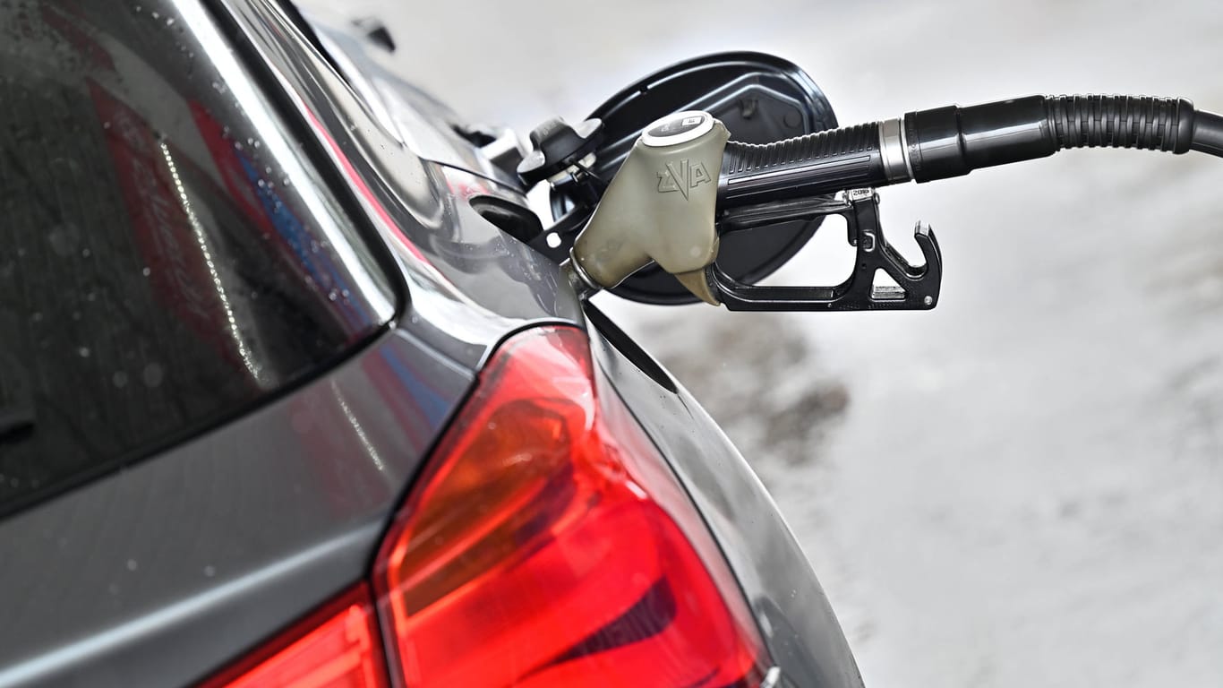 Auto wird betankt (Symbolfoto): Am Mittwoch kostet der Liter Benzin im Durchschnitt 2,20 Euro.