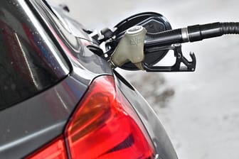 Auto wird betankt (Symbolfoto): Am Mittwoch kostet der Liter Benzin im Durchschnitt 2,20 Euro.