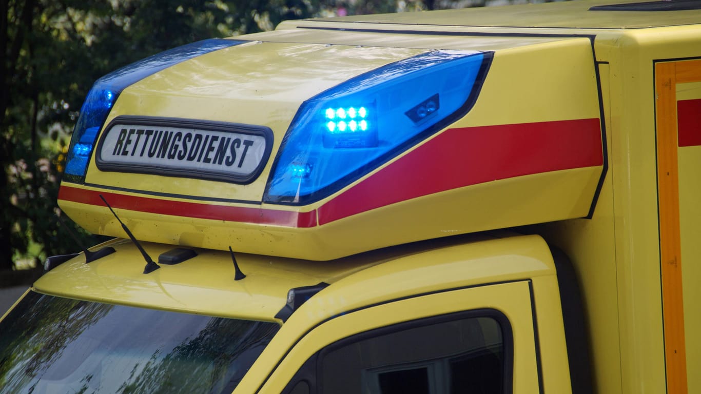Ein Rettungswagen der Feuerwehr Bremen im Einsatz (Symbolbild): Die junge Frau kam mit Kopfverletzungen ins Krankenhaus.