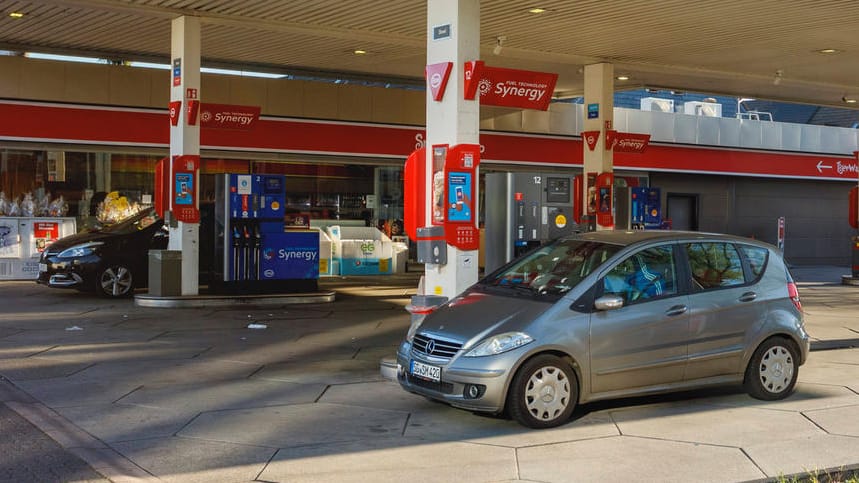 Ganz blöde Situation: Wenn jetzt der Tankdeckel nicht aufgeht, wissen viele Autofahrer nicht weiter. Dabei ist die Lösung ganz einfach.