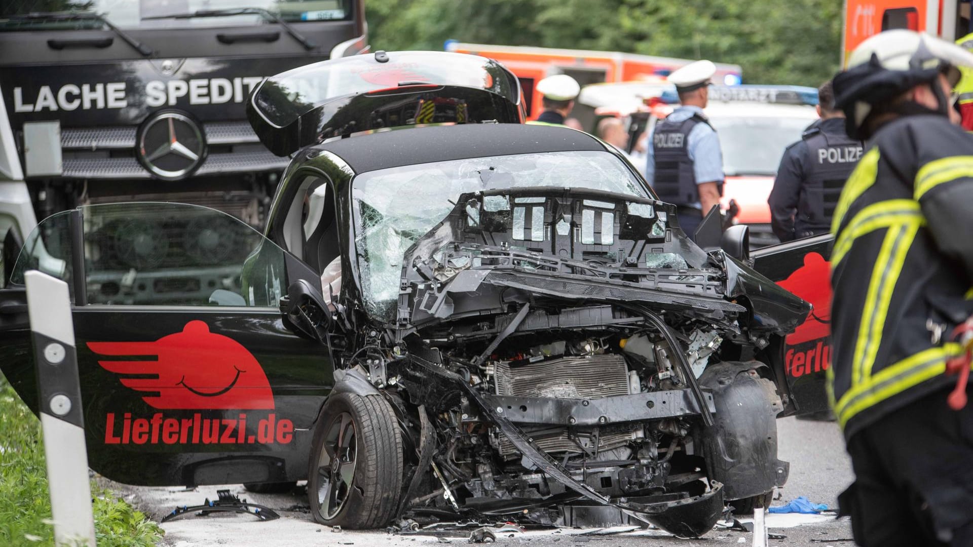 In Hürth bei Köln ist ein Smart-Fahrer frontal mit einem Sattelzug kollidiert.