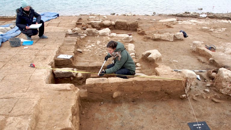 Forscher vermessen die Bauten aus der Mittani-Periode.