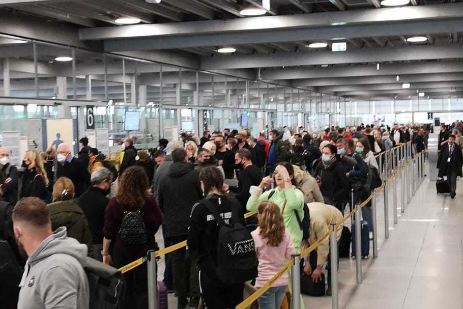 Schon vor Ferienbeginn reichen die Schlangen am Flughafen Köln/Bonn bis in die Eingangshalle.